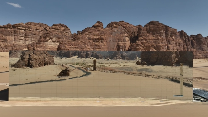 قاعة مرايا في العلا تحت أشعة الشمس، لقطة درون.