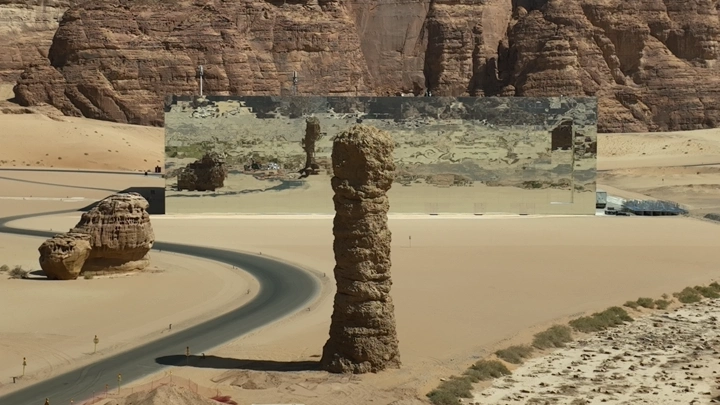 قاعة مرايا في العلا، تصوير جوي يظهر انعكاس الصخور.