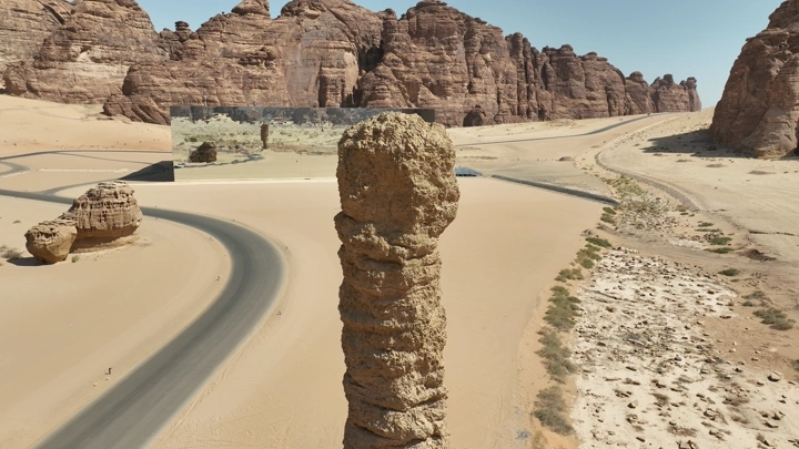 قاعة مرايا في العلا محاطة بالصحراء، لقطة درون.