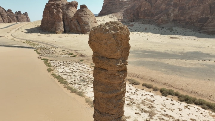 قاعده المرايا وتكوين صخري في العلا، تصوير جوي في وضح النهار.