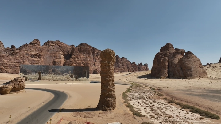 قاعة مرايا في العلا تحت السماء الزرقاء، لقطة درون.