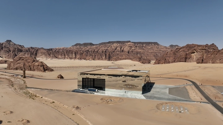 قاعة مرايا في العلا وسط الصحراء، لقطة درون.