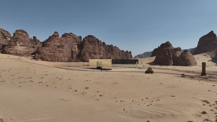 قاعة مرايا في العلا محاطة بالجبال، لقطة درون.