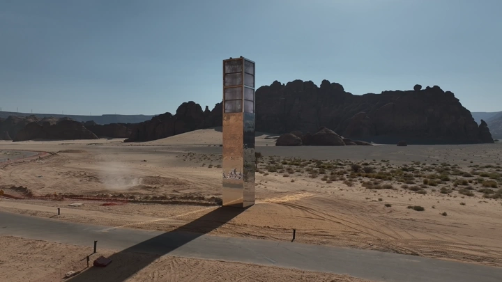 برج اتصالات في جبال العلا، لقطة درون.