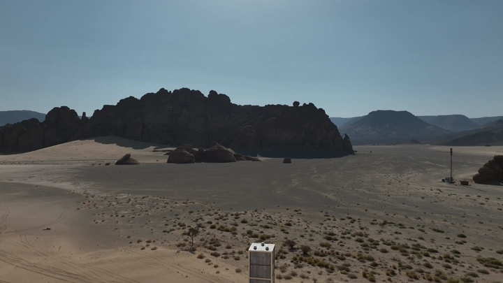 برج اتصالات بين جبال العلا، تصوير جوي.