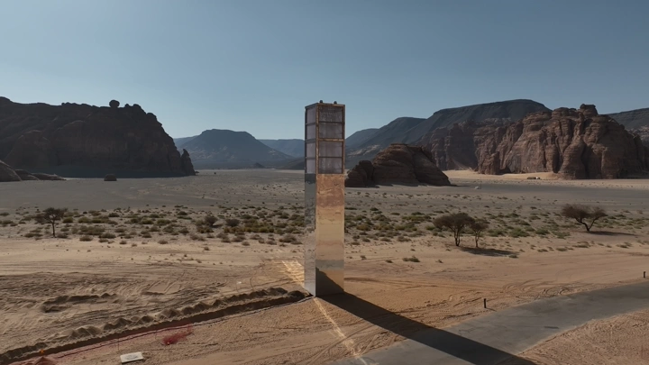 برج اتصالات بين جبال العلا في النهار، لقطة درون.