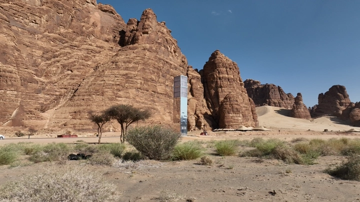 برج اتصالات بين جبال العلا، لقطة نهارية من درون الأرض.