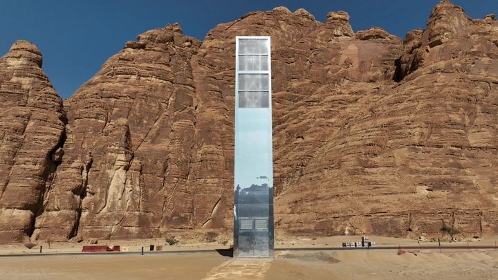 برج اتصالات بين جبال العلا، لقطة درون.