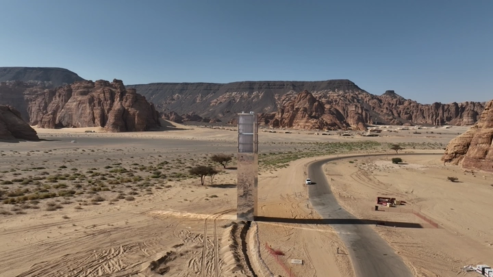 برج اتصالات بين جبال العلا، تصوير جوي.