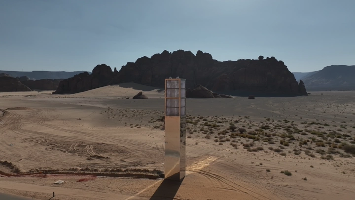 برج اتصالات بين جبال العلا، لقطة درون.