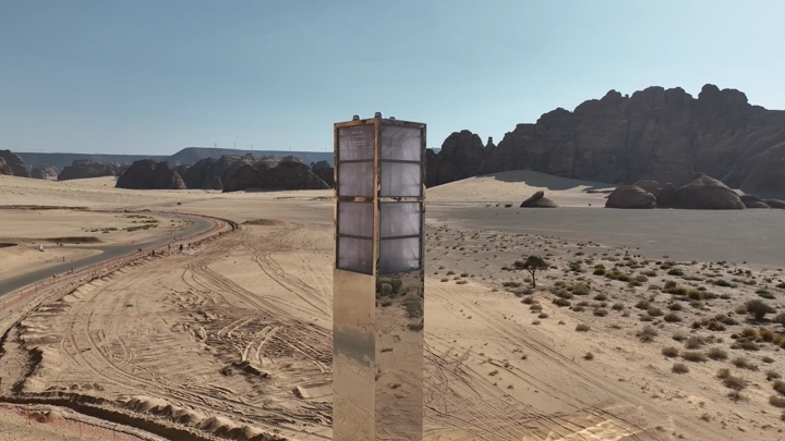 برج اتصالات بين جبال العلا، لقطة درون في وضح النهار.