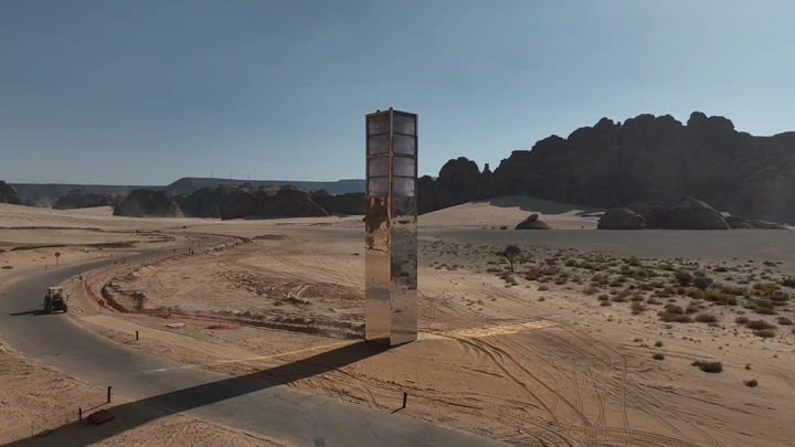 برج اتصالات بين جبال العلا، لقطة درون.