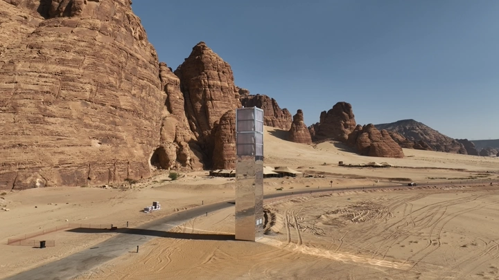 برج اتصالات بين جبال العلا، لقطة درون.