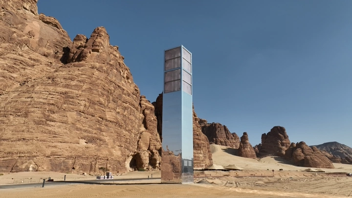 برج اتصالات بين جبال العلا، لقطة درون.