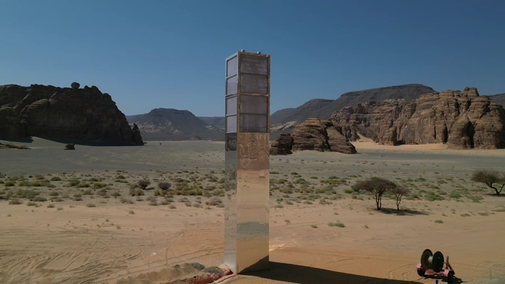 برج اتصالات بين جبال العلا، تصوير درون.