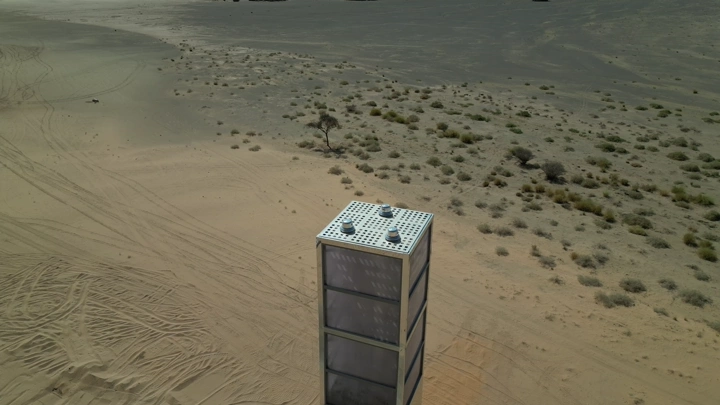 برج اتصالات في صحراء العلا، لقطة درون.