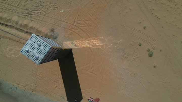 برج اتصالات في صحراء العلا، لقطة درون عمودية.