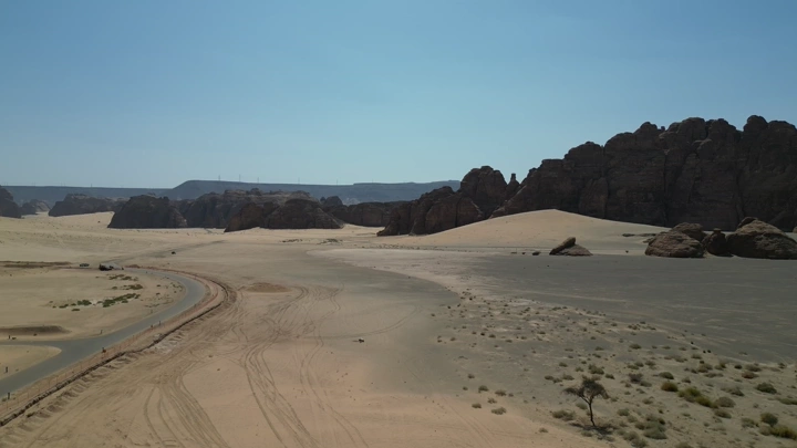 منظر صحراوي بين جبال العلا، لقطة درون.