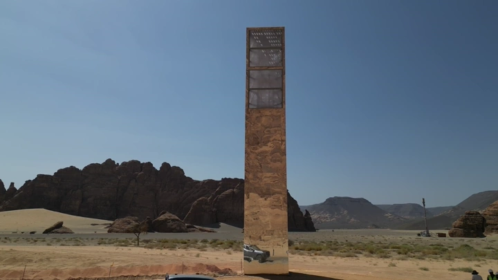 برج اتصالات بين جبال العلا، لقطة درون.