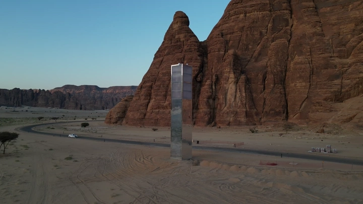 برج اتصالات بين جبال العلا عند الغروب، لقطة درون.