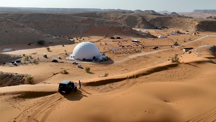 مخيم صحراوي مع قبة بيضاء في النفود، لقطة جوية.
