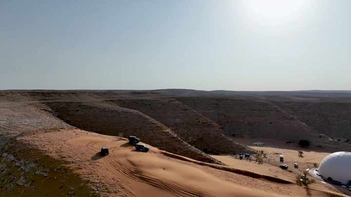 تخييم في صحراء النفود تحت الشمس، لقطة جوية.