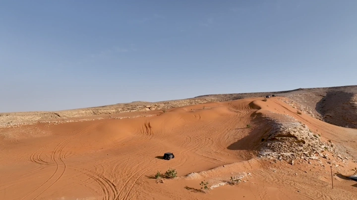 سيارات تطعيس في صحراء النفود، لقطة من الأرض.