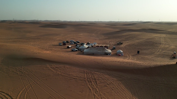مخيم في صحراء النفود خلال النهار، لقطة جوية.