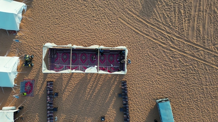 مخيم في الصحراء مع سجاد تقليدي، لقطة جوية.