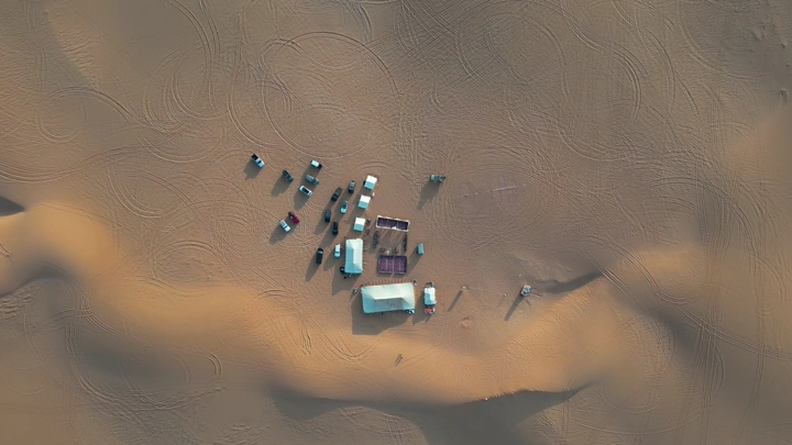 مخيم في صحراء النفود من الأعلى، لقطة جوية.