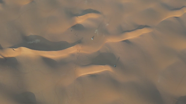 سيارات تطعيس في صحراء النفود، لقطة جوية.