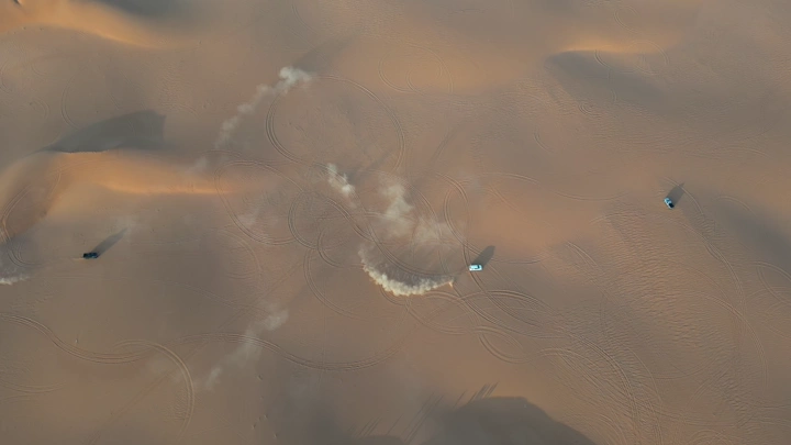 سيارات تطعيس في صحراء النفود، لقطة جوية.