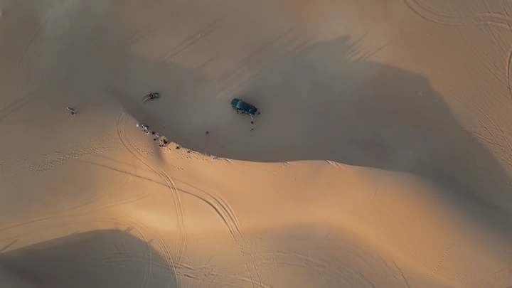 سيارة في صحراء النفود من الأعلى، تصوير جوي.