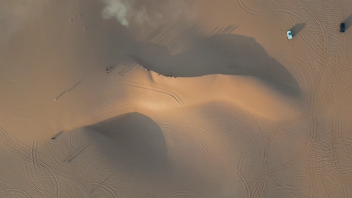 سيارات تطعيس في صحراء النفود، لقطة جوية.