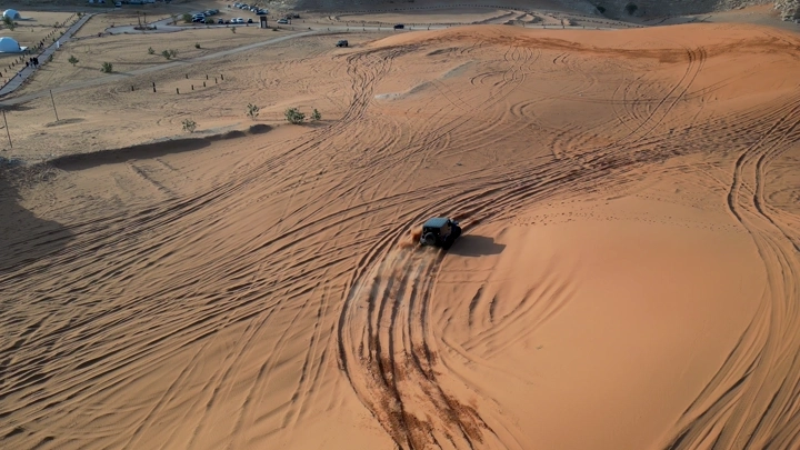 سيارة تطعيس في صحراء النفود، لقطة جوية.