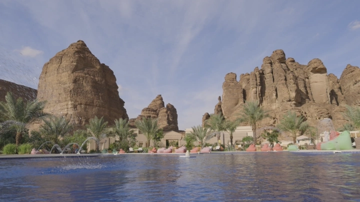 منتجع بين جبال العلا مع مسبح، لقطة واسعة.