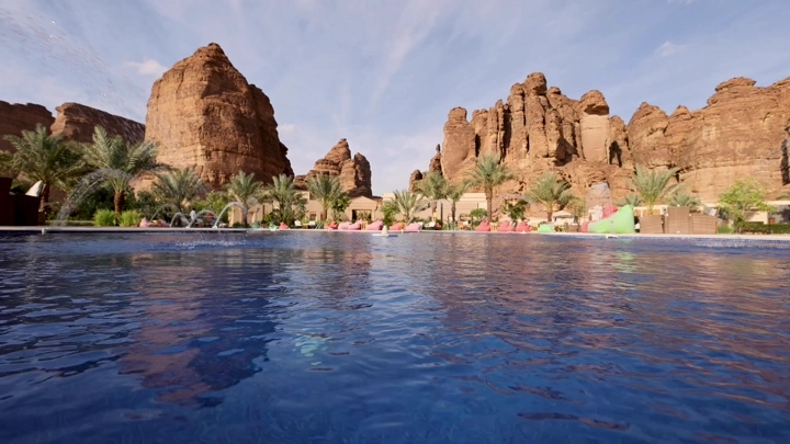 منتجع فاخر بين جبال العلا مع مسبح، لقطة من مستوى الماء.