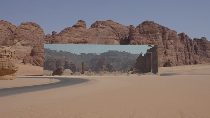 قاعة مرايا في العلا بين الجبال، لقطة نهارية واسعة.