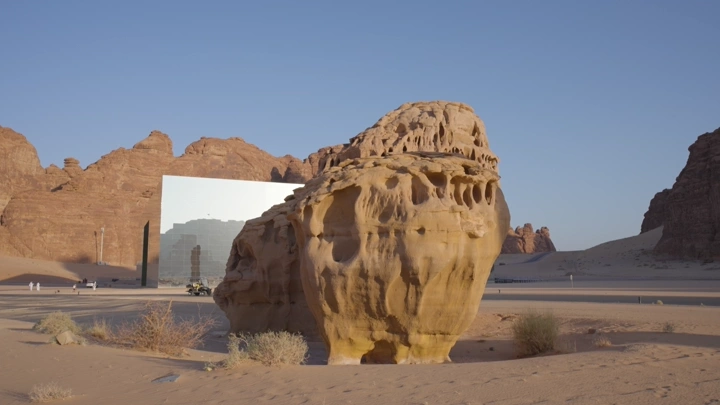 صخرة كبيرة أمام قاعة مرايا في العلا، تصوير نهاري.