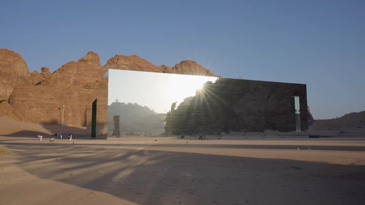 قاعة مرايا في العلا تحت أشعة الشمس، لقطة أرضية.