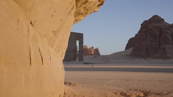 قاعة مرايا في العلا، منظر صحراوي، لقطة واسعة.