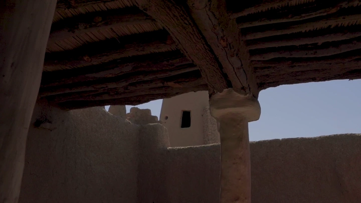 سقف خشبي في سوق دومة الجندل الشعبي، لقطة من الأسفل.