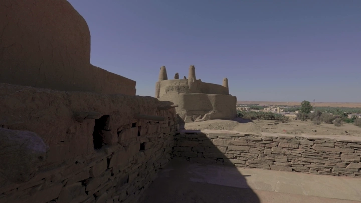 قلعة طينية في دومة الجندل تحت سماء صافية، لقطة نهارية.