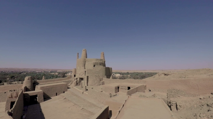 قلعة قديمة في دومة الجندل تحت سماء زرقاء، لقطة جوية.