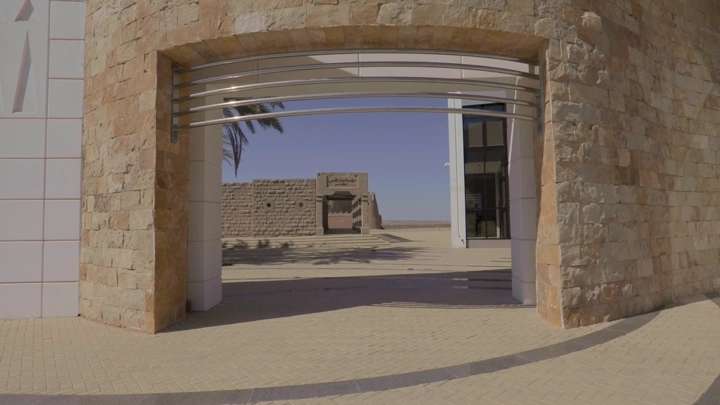 مدخل سوق دومة الجندل الشعبي في النهار، لقطة واسعة.