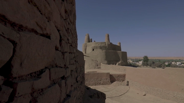 قلعة تاريخية في دومة الجندل تحت سماء صافية، لقطة واسعة.