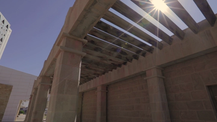 سوق دومة الجندل الشعبي تحت أشعة الشمس، لقطة بزاوية منخفضة.