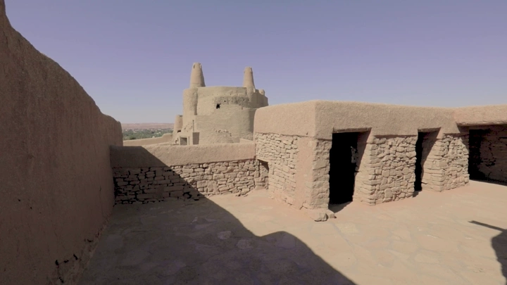 سوق دومة الجندل الشعبي تحت ضوء الشمس، لقطة نهارية.