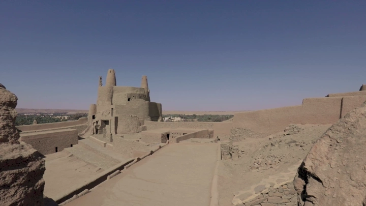 قلعة تاريخية في دومة الجندل تحت سماء صافية، لقطة واسعة.