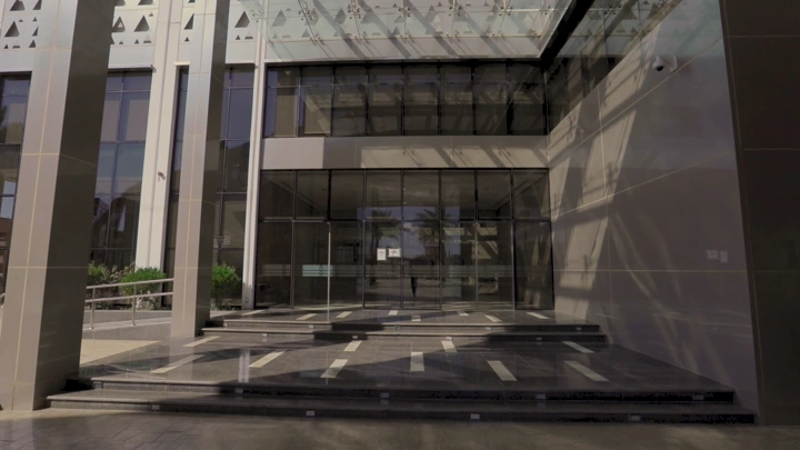 مدخل متحف الاجوف حديث في النهار، لقطة من الأرض.